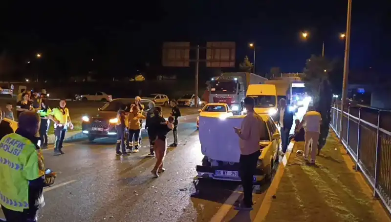 Otoyolda Geri Dönüş Kaza Yaptı: İkisi Çocuk Dört Yaralı