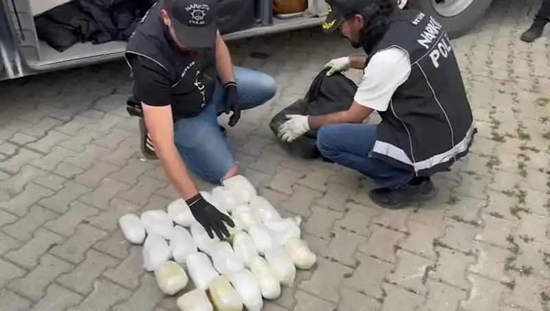 Yolcunun Valizinden Çıkan 13 Kilo Metamfetamin: Uyuşturucu Ticareti Üzerine Yeni İpuçları