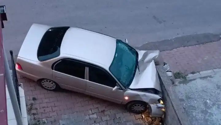 Kontrolü Kaybeden Araç Duvara Çarptı: Olay Anı ve Sonrasındaki Gelişmeler