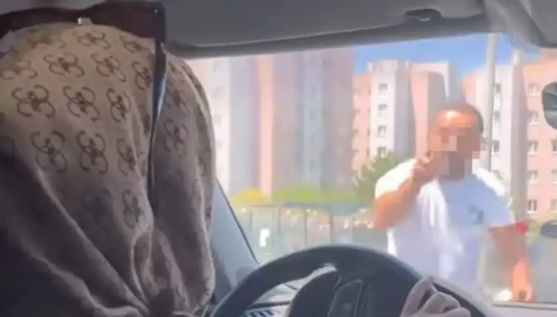 Trafikte Yaşanan Dehşet Anları: Araç Camına Yumrukla Olay!
