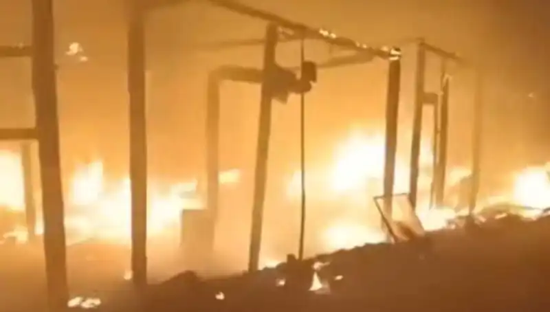 Elektrik Teli Koptu: 15 Çadır Alev Alev Yandı, Yaşananlar Herkesin Yüreğini Ağzına Getirdi!