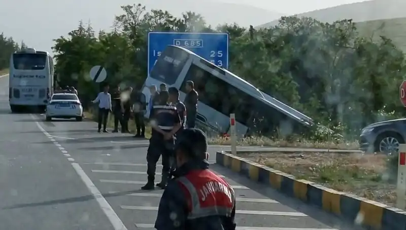 Isparta'da Korkunç Kaza: Tur Otobüsü ve Yolcu Otobüsü Çarpıştı, Yaralılar Sürüyor