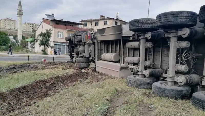 Erzurum'da Freni Boşalan TIR, Korkunç Kazaya Neden Oldu!