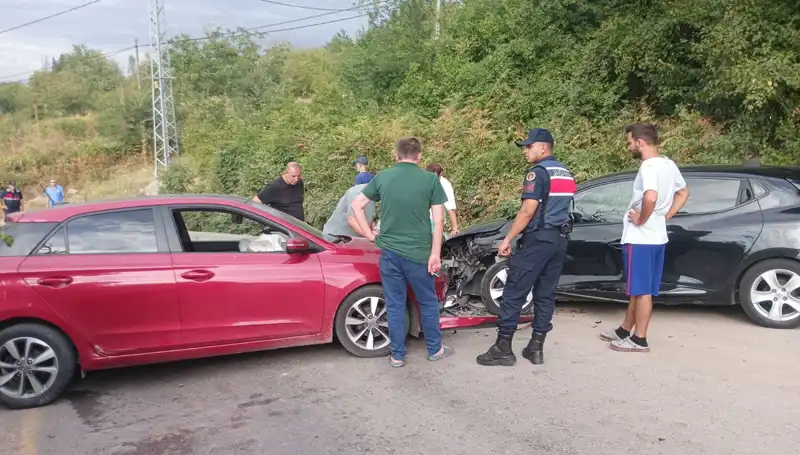 Karamürsel’deki Feci Trafik Kazası: Dört Kişi Yaralandı