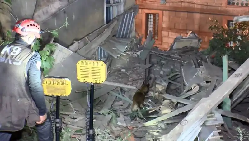 İstanbul’da Depremde Hasar Gören Bina Çöküşü: Neler Oluyor?