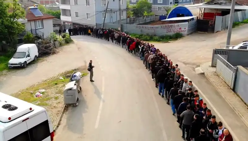 Bursa'da Bayram Geleneği Devam Ediyor: 1 Kilometrelik Kuyruk Oluştu