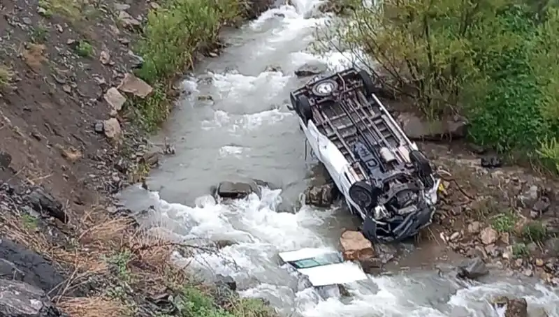 Hakkari'de Minibüs Devrildi: Feci Kaza Can Alman Derede Can Pazarı Yarattı
