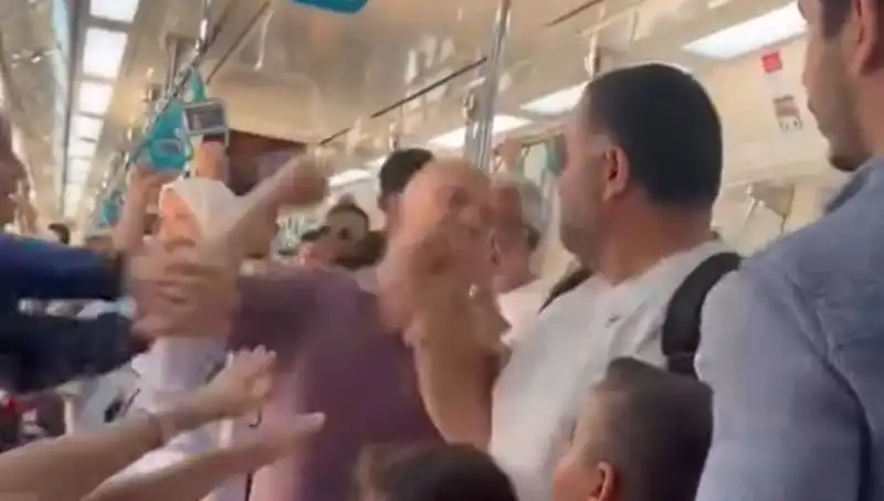 Marmaray'da Eşsiz Bir Kavga: Yumruklar Havada Uçuştu!