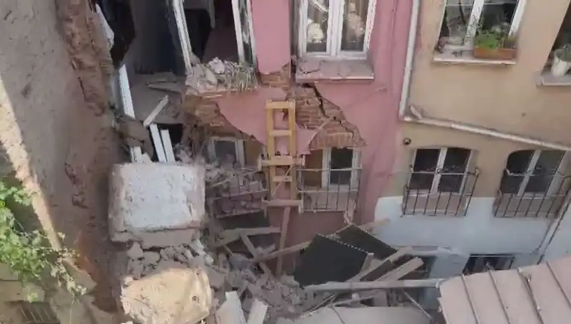 İstanbul'da Feci Olay: Üç Katlı Binanın Balkonu Çöktü, Yaralılar Var!