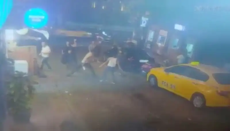 Beyoğlu’nda Laf Atma Kavgası: Sokaklarda Kan Aktı, Olay Ne?