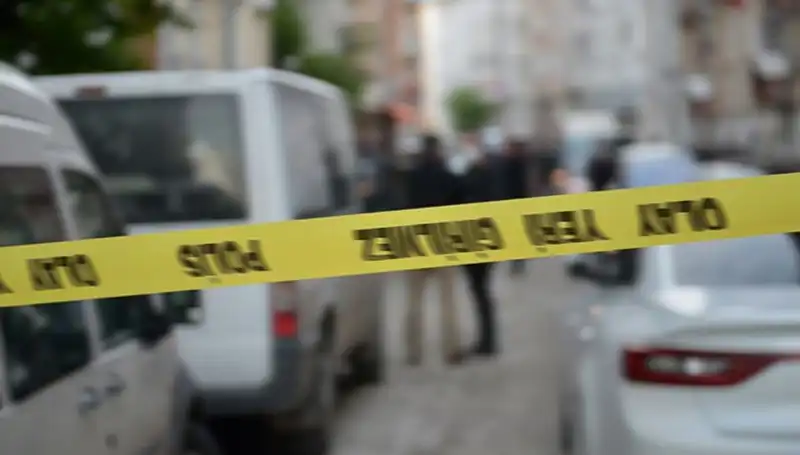 Zeytinburnu'nda Satır ve Bıçaklı Kargaşa: 1 Kişi Hayatını Kaybetti, 1 Yaralı