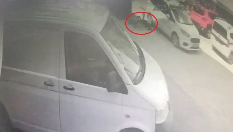 Bisiklet Sürerken Tehlikeli Kazadan Son Anda Kurtulan Çocuk