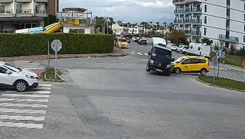 Kavşakta Feci Kaza: Minibüs ve Ticari Taksi Ortak Kötü Şansı Yaşadı