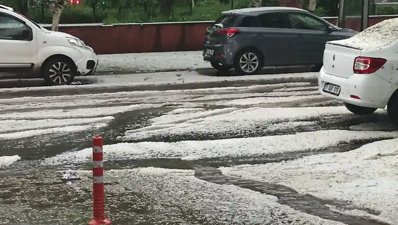 Ardahan’da Dolu Fırtınası: Şehir Beyaza Büründü, Tarım Ürünleri Zarar Gördü!