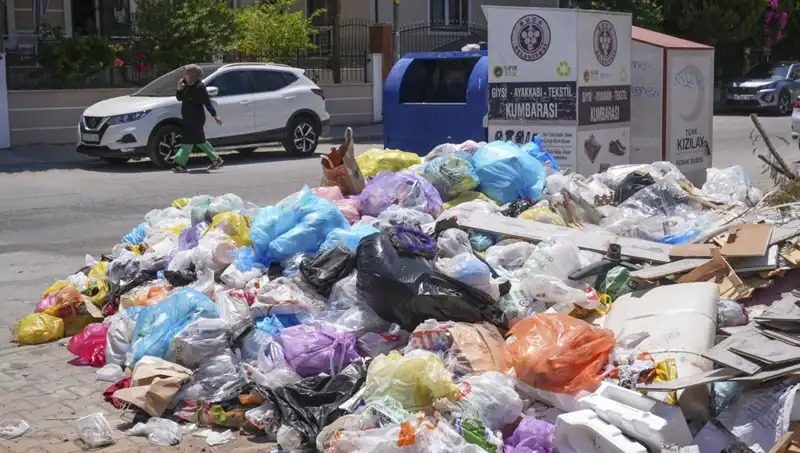 İzmir’de Artan Çöp Yığınları: Çözüm Süreci ve Yerel Yönetimlerin Rolü