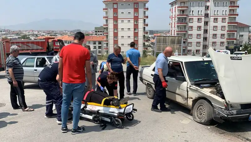 Kavşakta Meydana Gelen Kazada İki Kişi Yaralandı: Olayın Ayrıntıları Neler?