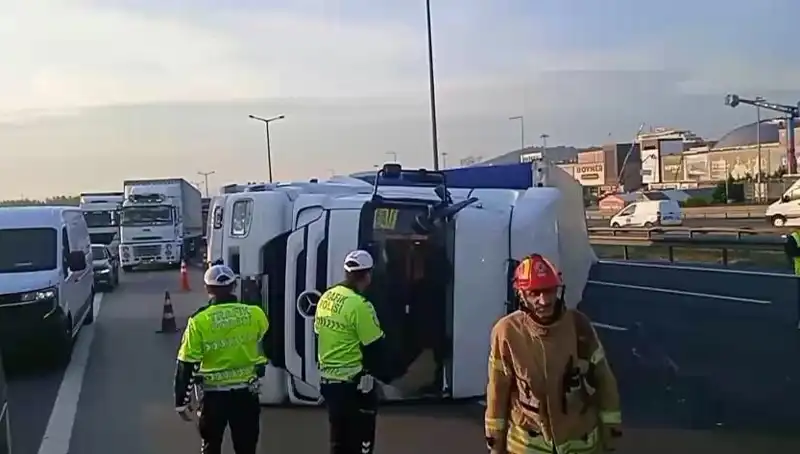 Pendik'te TIR Devrildi: İstanbul Yolu Trafik Cehennemi Haline Geldi