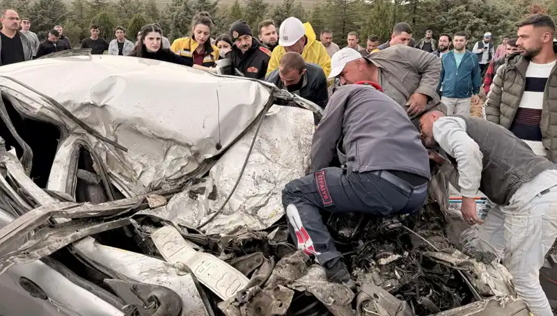 TIR ile Çarpışma: Küçük Araç Kağıt Gibi Ezildi, Büyüleyen Detaylar Ortaya Çıktı!