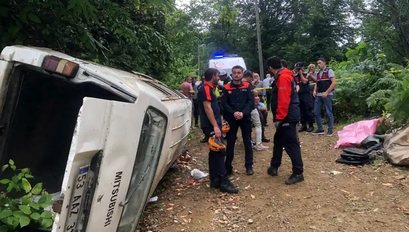 Rize'de Minibüs Yamaçtan Yuvarlandı: Faciada İki Kişi Hayatını Kaybetti