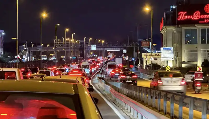 Yenibosna Metrobüs Yaya Üst Geçidinde Yeni Dönem: Çalışmalar Başladı!