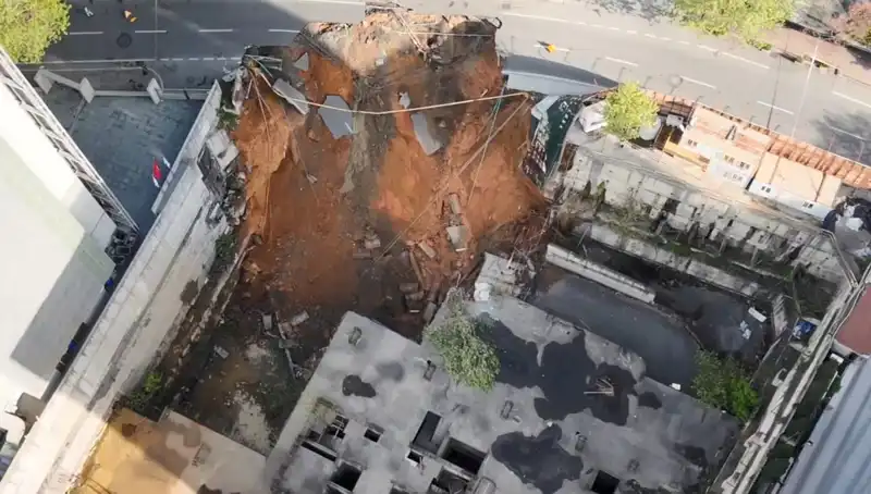 Sarıyer'de Şok Edici Yol Çökmesi: Cadde Trafiğe Kapandı!