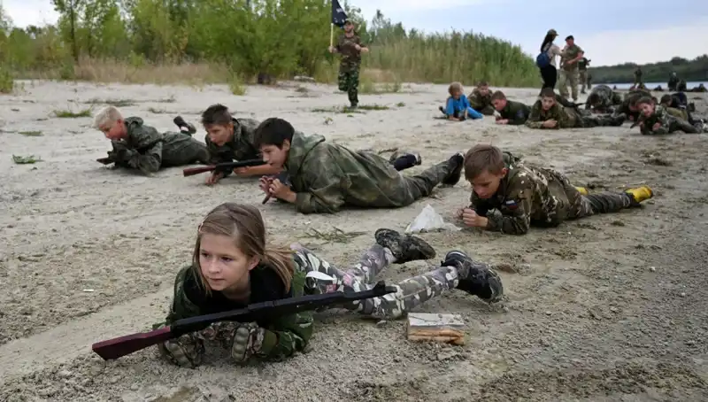 Rusya'da 8 Yaşındaki Çocuklar Askeri Eğitim Alıyor: Gerçekler Şok Edici!