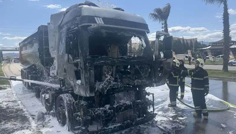 Kum Yüklü TIR Yangını, Trafiği Felç Etti: Olayın Detayları Neler?