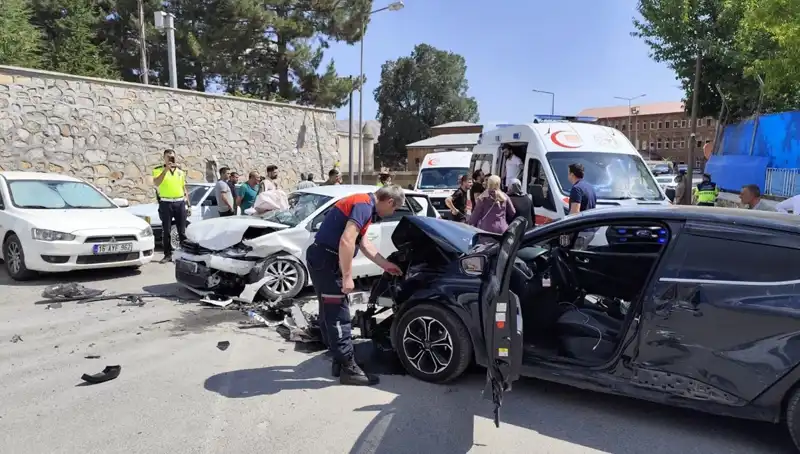 Bitlis'te Feci Trafik Kazası: 10 Kişi Yaralandı