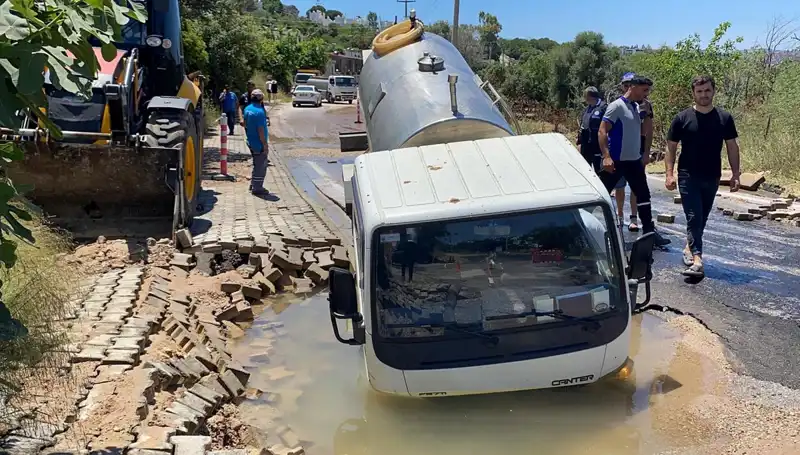 Bodrum’da Su Hattı Patladı, Tanker Çukura Düştü: Şok Olayın Ayrıntıları