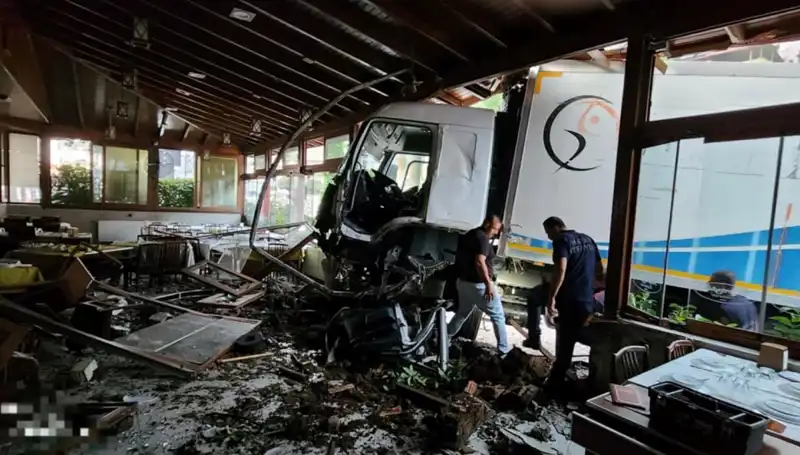 Freni Boşalan Kamyon Restoranın İçine Dalınca Korku Dolu Anlar Yaşandı