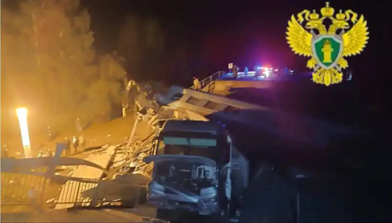 Rusya'da Yıkılan Köprü Trenin Üzerine Düştü: Can Kayıpları Yaşandı
