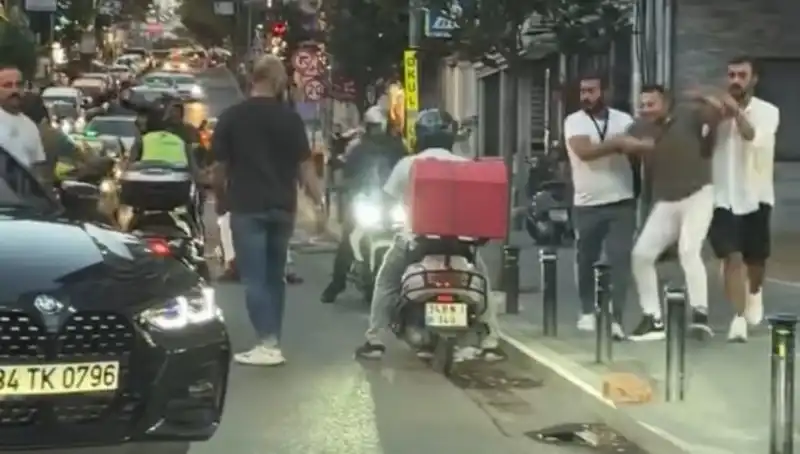 Nişantaşı'nda Yolda Kavga: Kadına Sopa İle Saldırı!