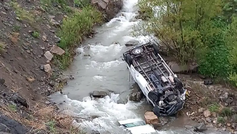 Hakkari’de İşçileri Taşıyan Minibüs Devrildi: Feci Kaza Sonrası İki Kayıp