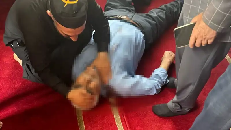 Camide İhmal: Namaz Kılarken Bıçaklı Saldırı Şok Etti
