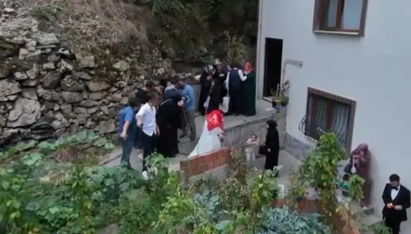Düğün Töreninde Dehşet: Kurşunlar Yağmur Gibi Yağdı, 10 Saniyede Kaçış!