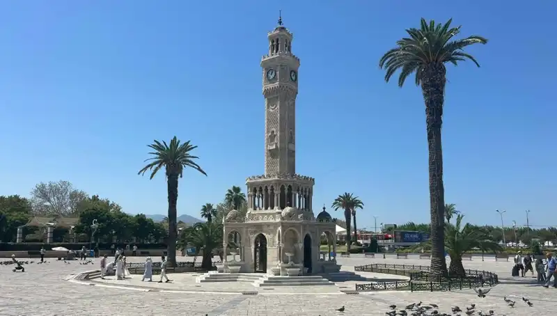 İzmir’de Sıcak Hava Dalgası: Meydanlar Boş, Sıcaklık Yükseliyor