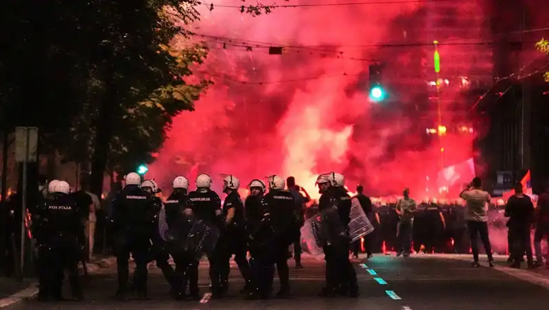 Sırbistan'da Seçim Gerilimi: On Binlerce Kişi Sokaklarda, Gözaltılar Başladı