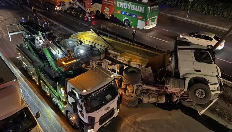 Moloz Yüklü Hafriyat Kamyonu Devrildi: Şehirde Panik Yaratan Kaza