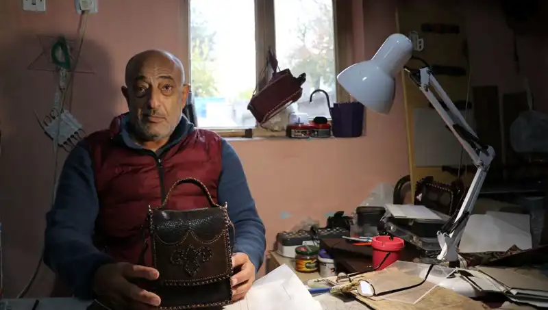 Depremzede Kadın, El Emeği Çantalarıyla Geçim Mücadelesi Veriyor