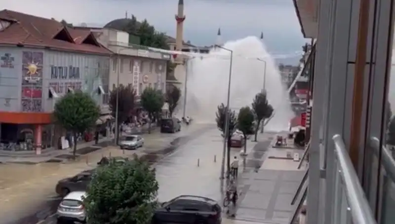 İçme Suyu Hattı Patladı: Şehirde Su Fıskırması Alarm Verdi!