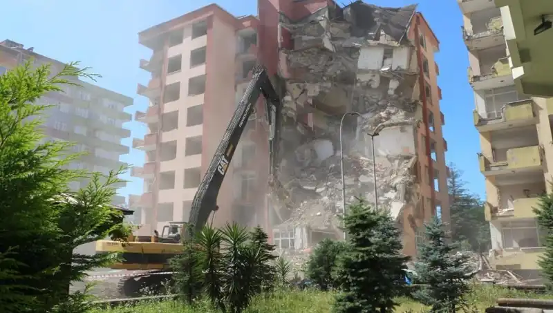 ** Dalgalar Sarsıldı: İki Bina Göz Göre Göre Yıkıldı!**
