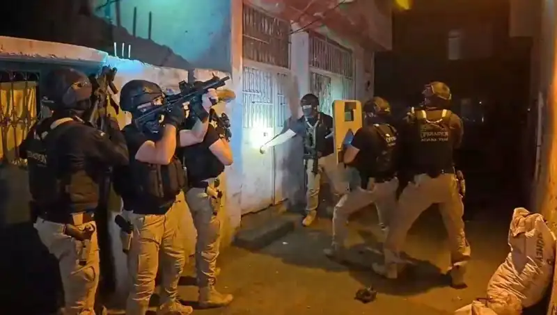 İstanbul'da DAEŞ Operasyonu: 18 Gözaltı ile Terörle Mücadele Sürüyor