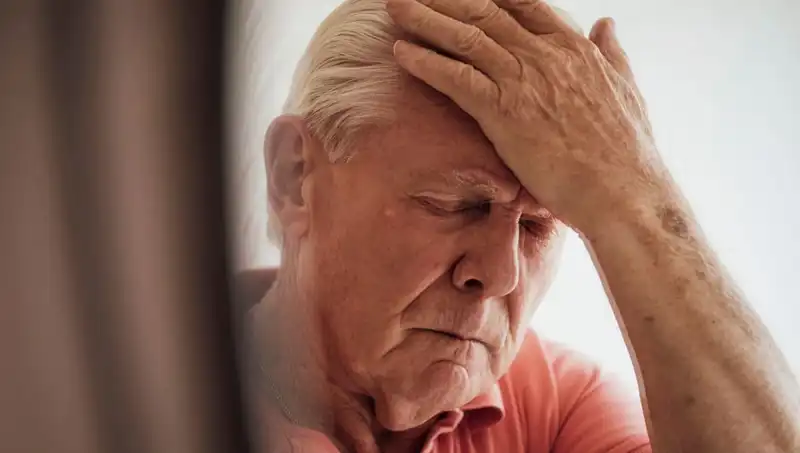 Yaşlılığa Bağlı Unutkanlık ile Alzheimer Arasındaki İnce Çizgi Nedir?