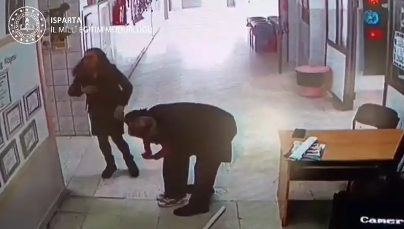 Öğretmenin Kahramanlığı: Heimlich Manevrası ile Hayat Kurtaran Olay