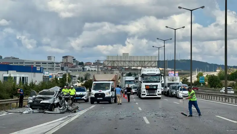 Otoyolda Korkutan Kaza: Üç Kişi Araçta Sıkıştı, Trafik Kilitlendi
