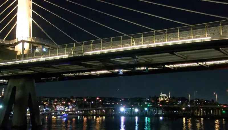 Metro Köprüsünden Denize Düşen Kişi için Arama Kurtarma Çalışmaları Başladı