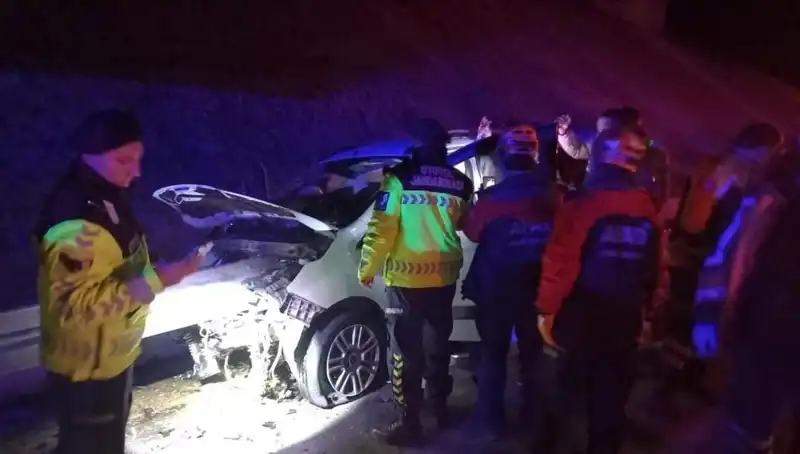 Bariyer Otomobile Saplandı: Kaza Anı Gözler Önünde Yaşandı