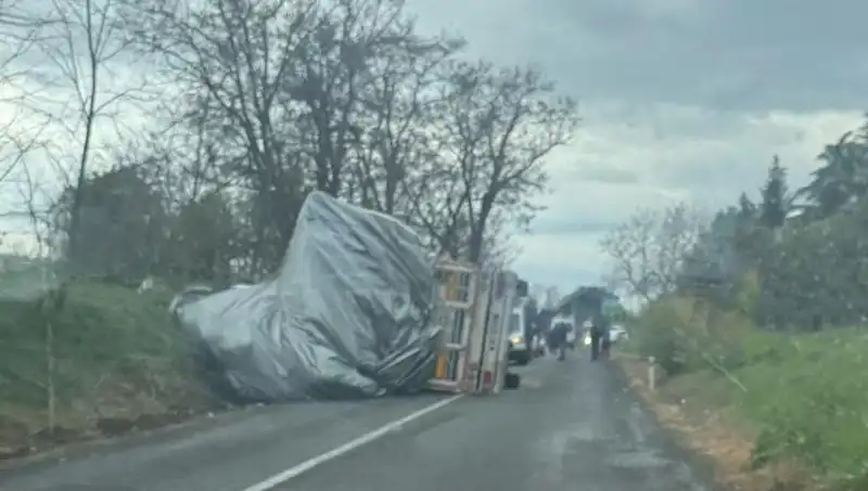 Tekirdağ'da Saman Yüklü TIR Devrildi: Kazanın Şok Edici Detayları