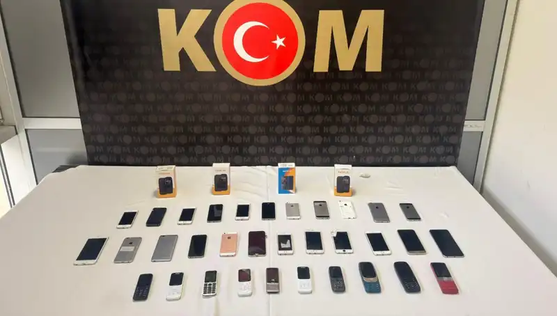 Gümrük Kaçağı Cep Telefonları: 37 Cihaz Ele Geçirildi, Yasal Süreç Başlatıldı