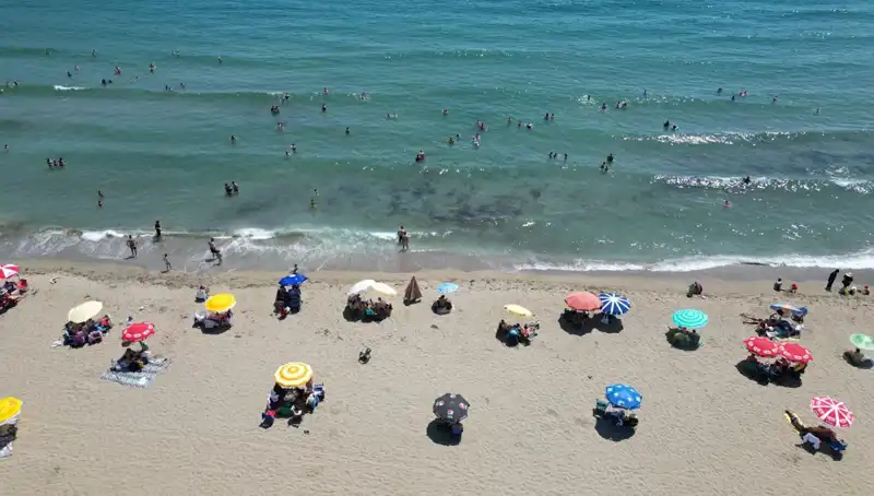 Tekirdağ'da Sıcak Havalara Rağmen Plajlar Tıklım Tıklım Doldu